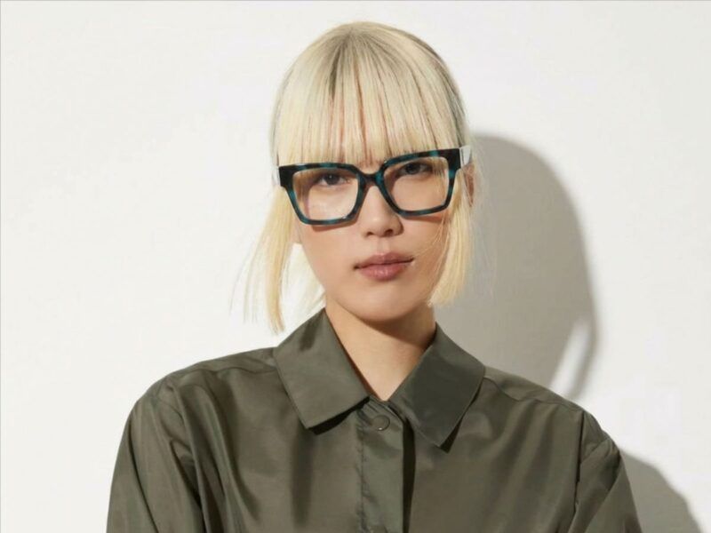 Szőke nő Max-and-Co szemüvegben