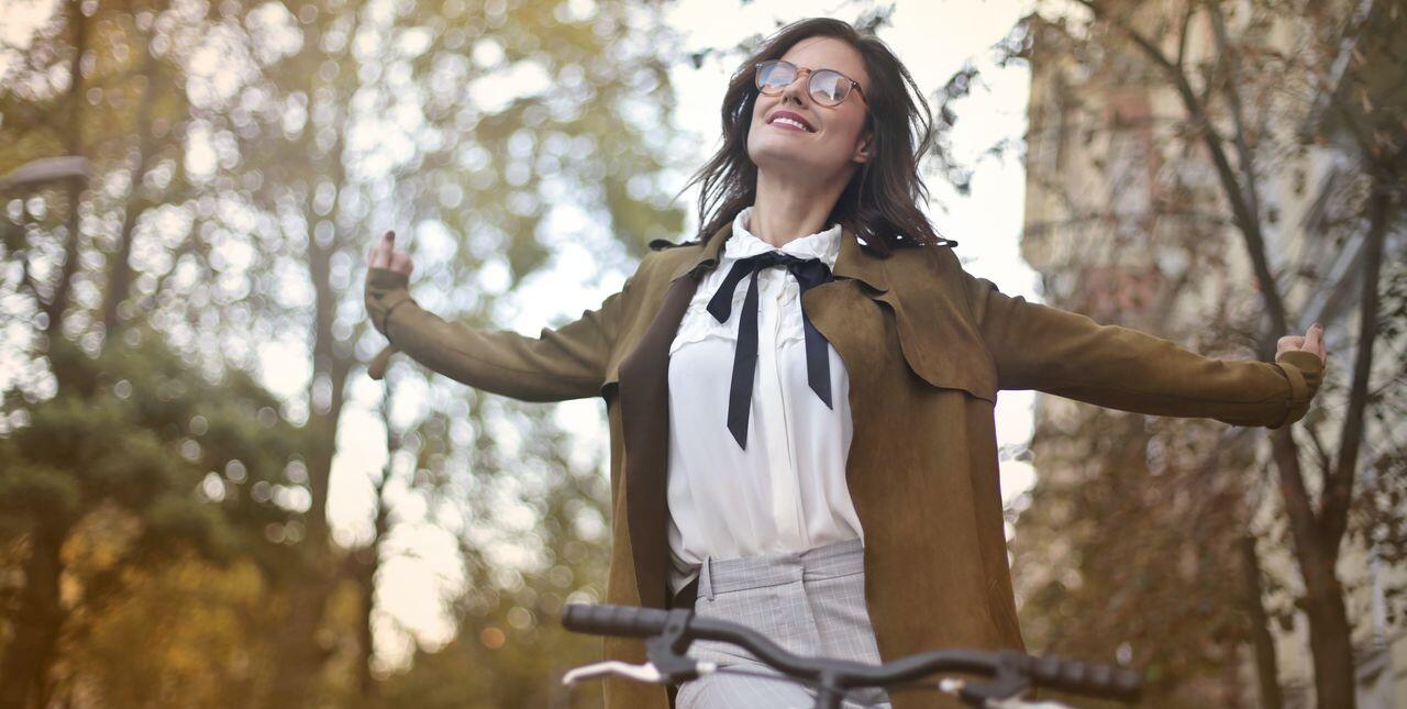 bicikliző szemüveges nő ősszel
