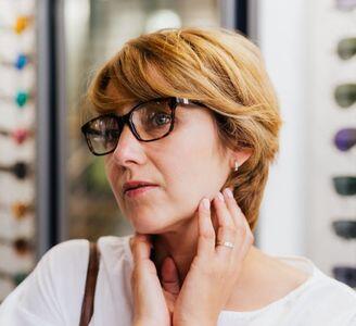 nő multifokális szemüvegben