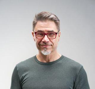 férfi multifokális szemüvegben