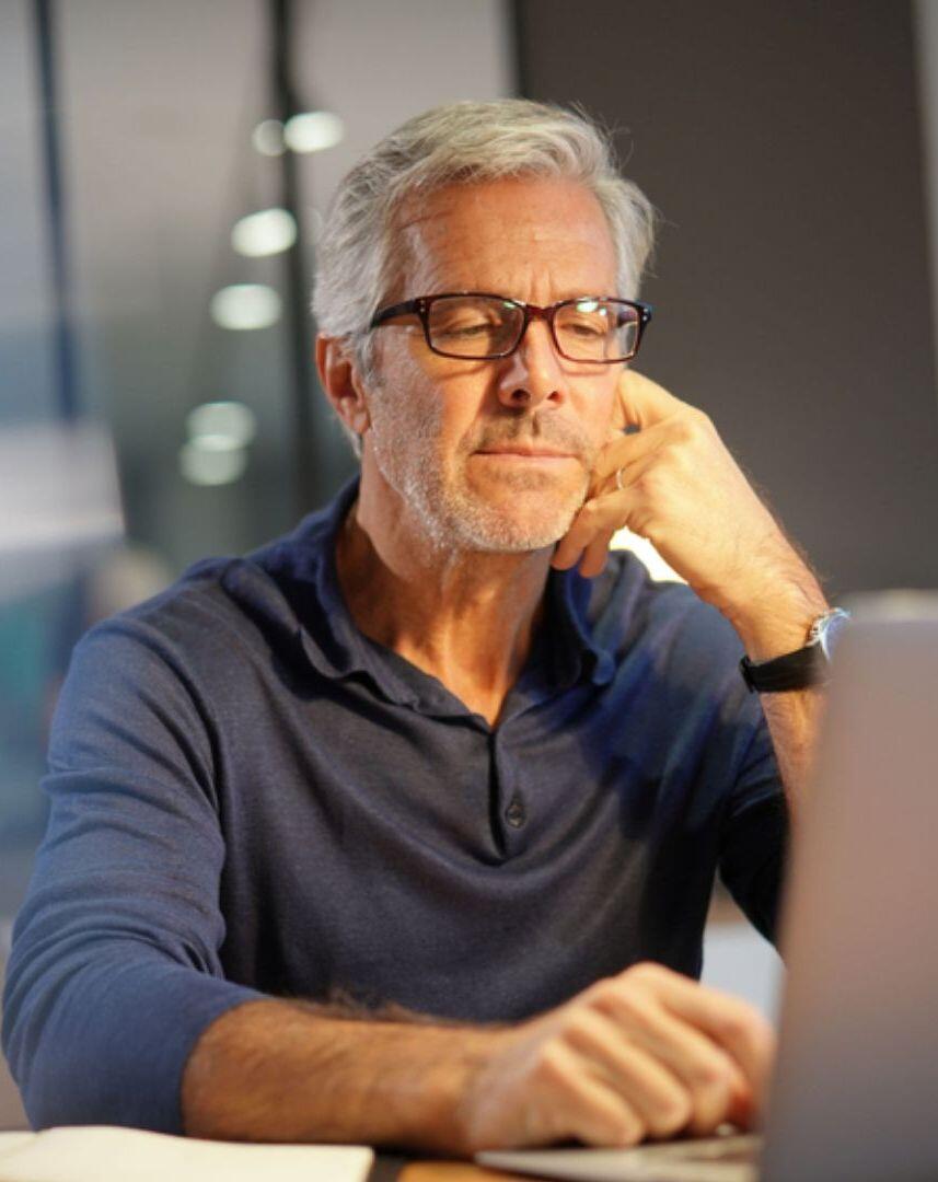 férfi laptop előtt multifokális szemüvegben