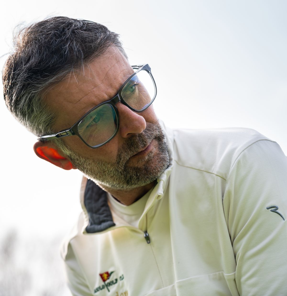 Rudy project szemüveg Középkorú férfi Rudy Project sport szemüvegben és öltözetben
