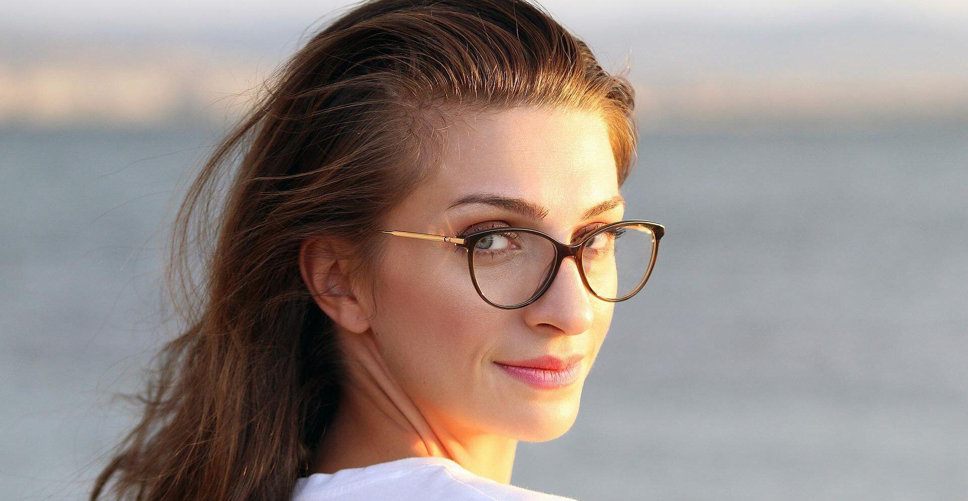 nő akciós szemüvegben