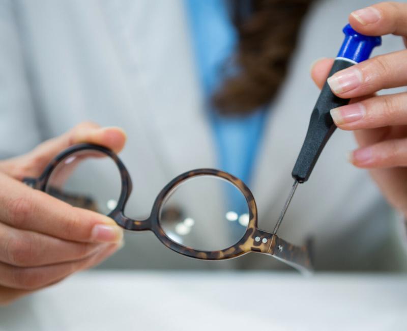 szemüveg javítás csavarral