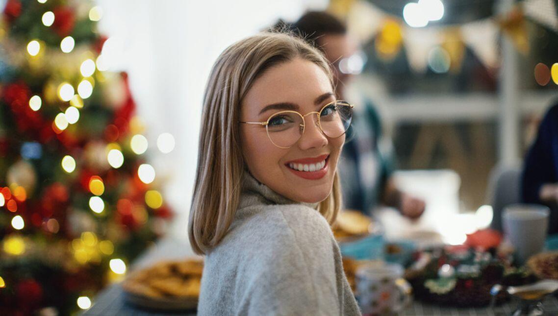 lány ajándék szemüvegben karácsonyi háttérrel