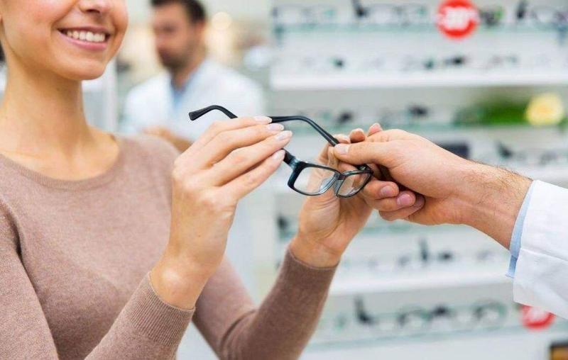 szemüveg vásárlás optikában, hölgy szemüvegkeretet próbál