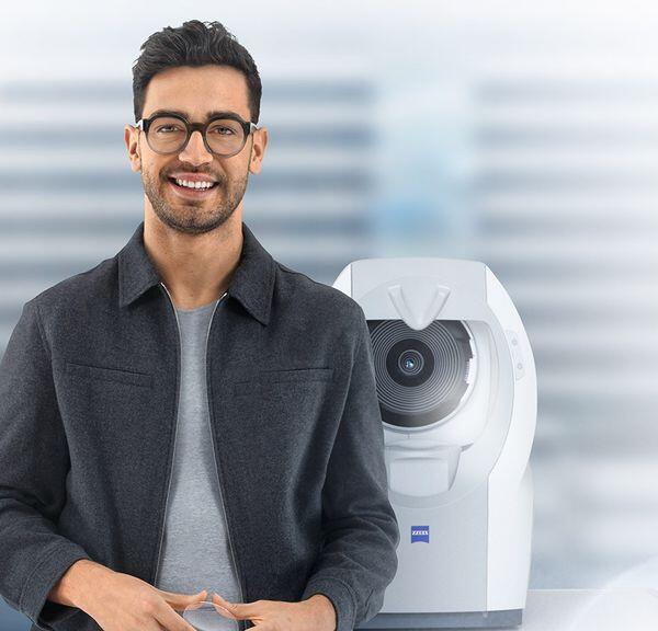 férfi Zeiss smartlife pro szemüvegben mögötte ZEISS i.Profiler plus berendezés